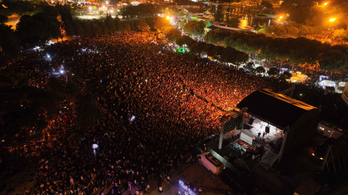 ZİYNET SALİ'DEN AKHİSAR'DA UNUTULMAZ KONSER