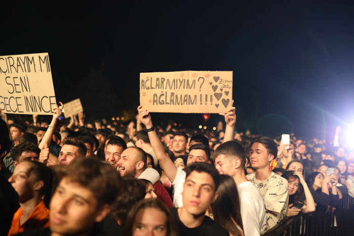 ZİYNET SALİ'DEN AKHİSAR'DA UNUTULMAZ KONSER