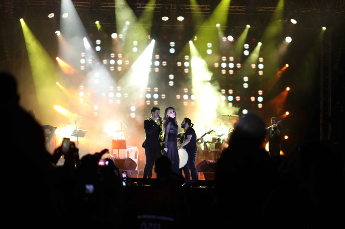 ZİYNET SALİ'DEN AKHİSAR'DA UNUTULMAZ KONSER