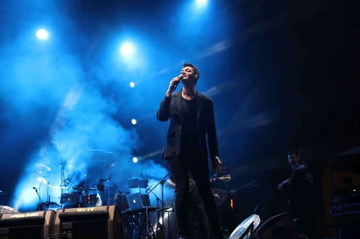 ZİYNET SALİ'DEN AKHİSAR'DA UNUTULMAZ KONSER