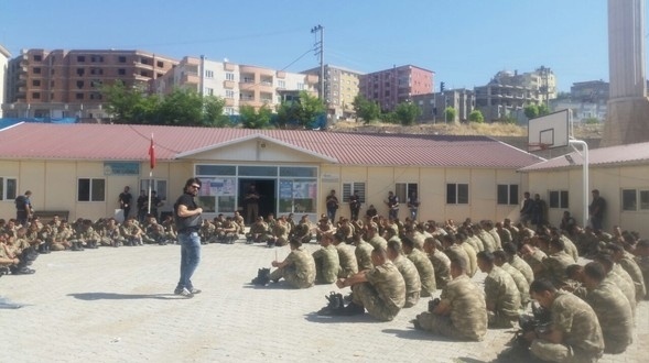 ŞIRNAK'TA ASKERLER GÖZALTINDA