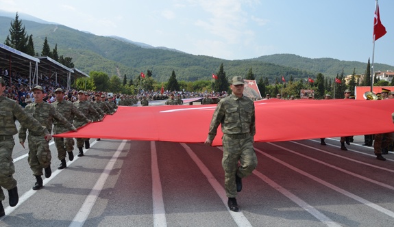 KAHRAMANLAR ALAYI’NDA YEMİN GURURU