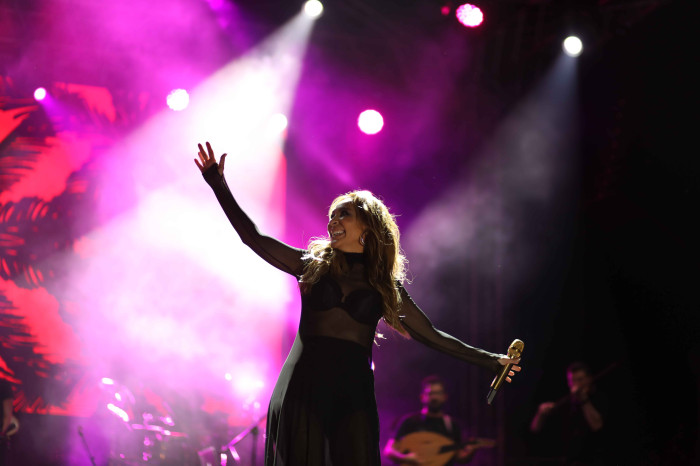 ZİYNET SALİ'DEN AKHİSAR'DA UNUTULMAZ KONSER