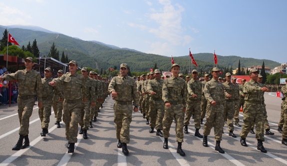 KAHRAMANLAR ALAYI’NDA YEMİN GURURU