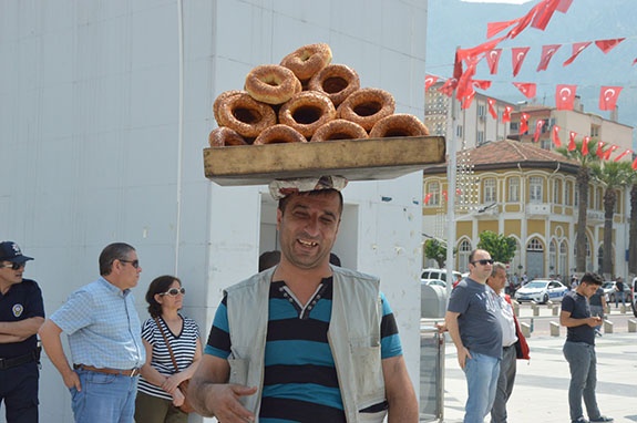 MANİSA'DA 1 MAYIS HALAYLARLA KUTLANDI