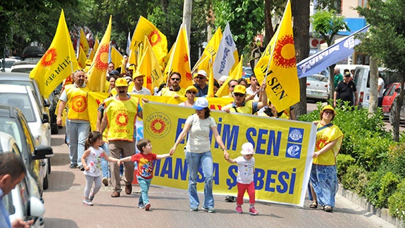 MANİSA'DA 1 MAYIS HALAYLARLA KUTLANDI