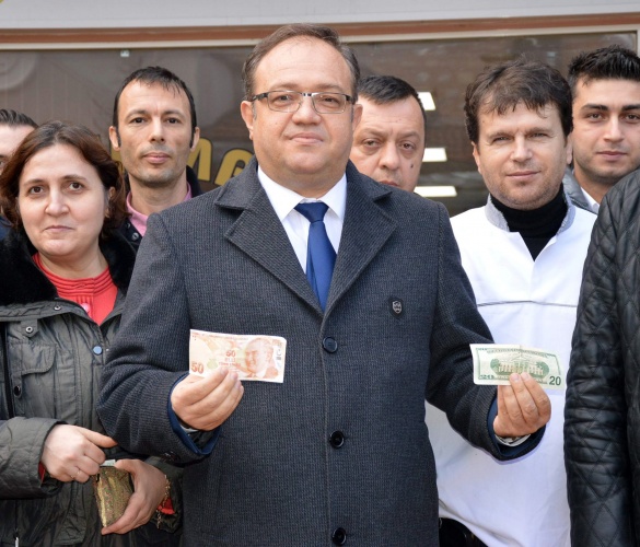 MANİSA'DA DOLAR BOZDURMAYA BAŞLANDI