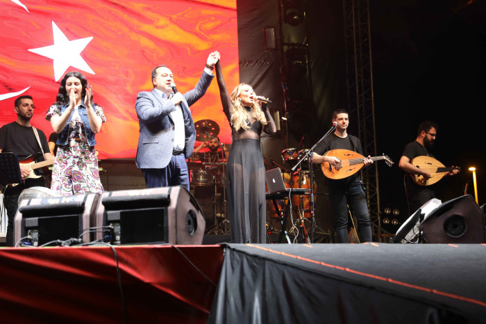 ZİYNET SALİ'DEN AKHİSAR'DA UNUTULMAZ KONSER