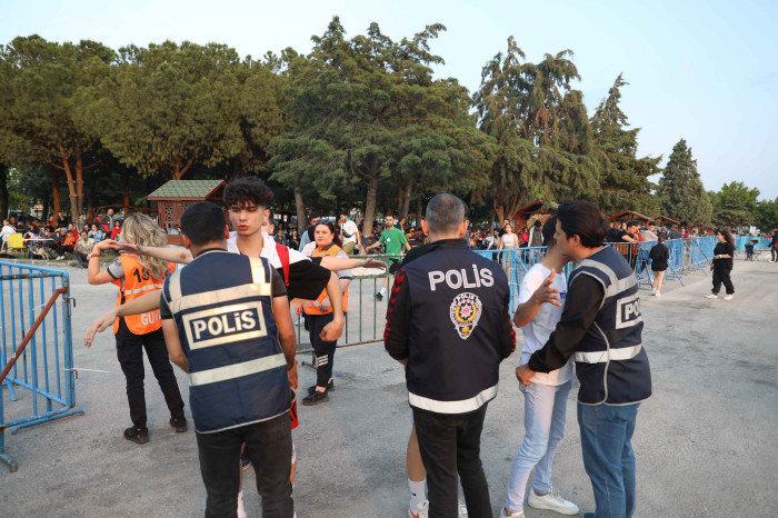 ZİYNET SALİ'DEN AKHİSAR'DA UNUTULMAZ KONSER