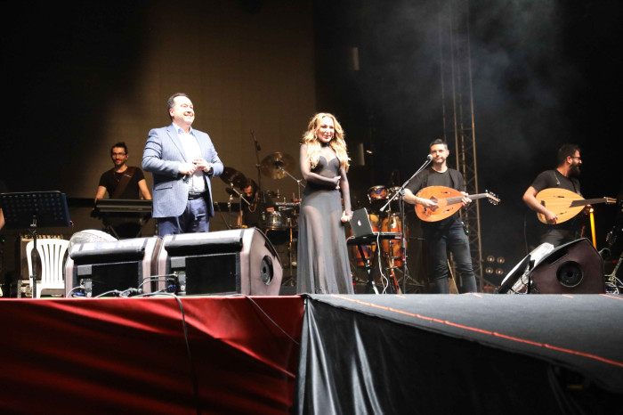 ZİYNET SALİ'DEN AKHİSAR'DA UNUTULMAZ KONSER