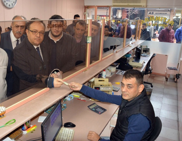 MANİSA'DA DOLAR BOZDURMAYA BAŞLANDI