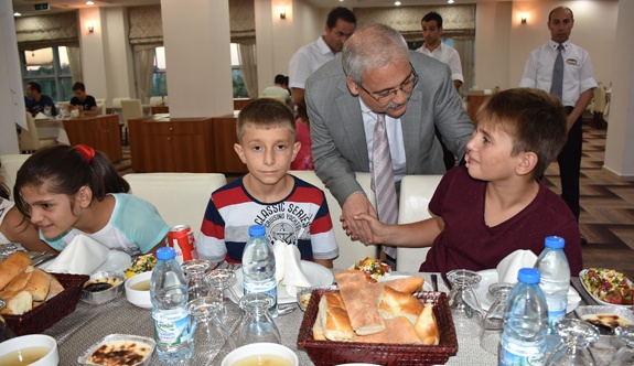 VALİ GÜVENÇER’DEN BABA ŞEFKATİ