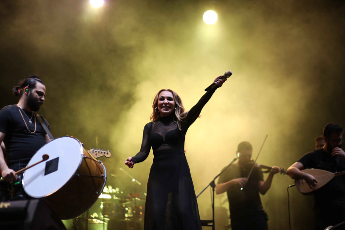 ZİYNET SALİ'DEN AKHİSAR'DA UNUTULMAZ KONSER