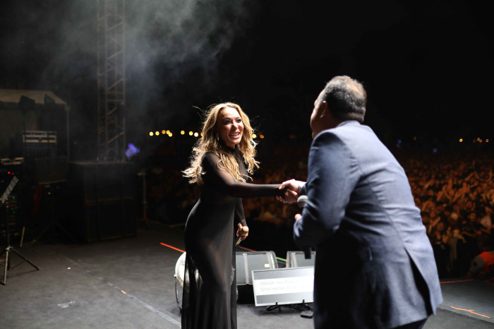 ZİYNET SALİ'DEN AKHİSAR'DA UNUTULMAZ KONSER