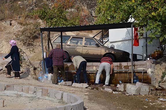 DEMİRCİ'DE ŞİFALI SU BULUNDU
