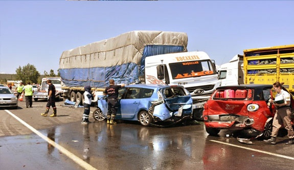 BAYRAM YOLCULUĞUNDA ZİNCİRLEME KAZA