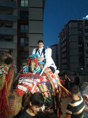 DOĞUKAN DÜĞÜN ALANINA DEVE İLE GETİRİLDİ