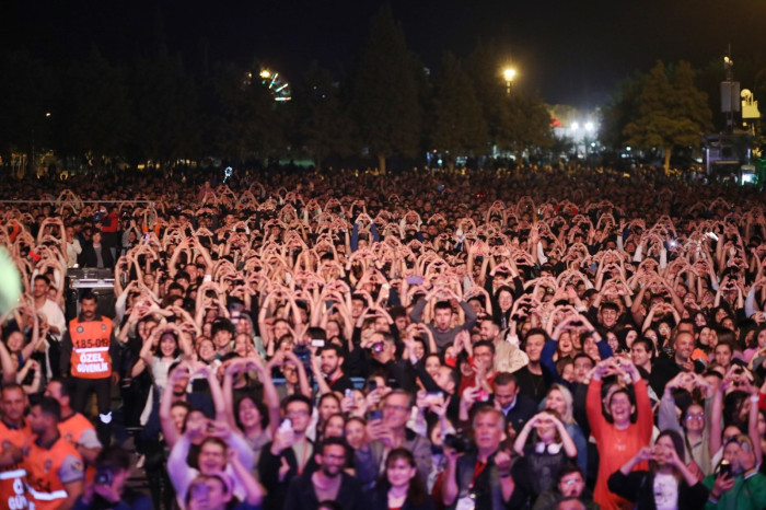 AKHİSAR ÇAĞLAK FESTİVALİNDE TEOMAN RÜZGARI