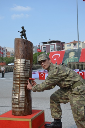 KAHRAMANLAR ALAYI’NDA YEMİN GURURU