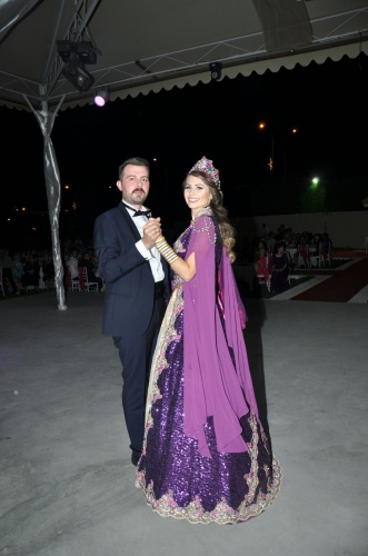 HEM NİŞANI HEM KINA GECESİNİ TEVFİK LAV’DA YAPTILAR