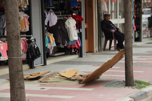 Fırtına Manisa'yı savaş alanına çevirdi