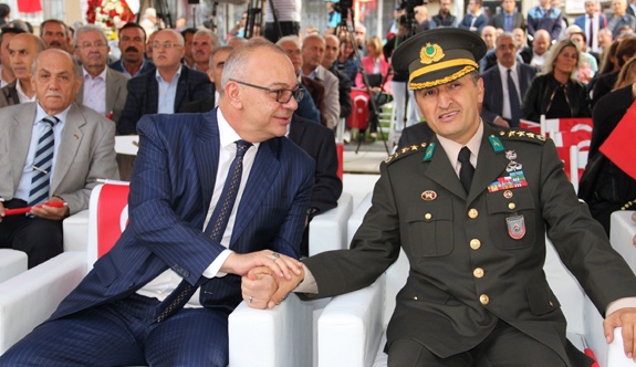 İKİZ KULELERE GÖRKEMLİ AÇILIŞ