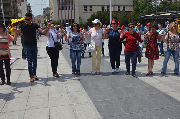 MANİSA'DA 1 MAYIS HALAYLARLA KUTLANDI