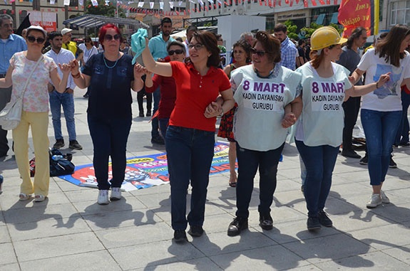 MANİSA'DA 1 MAYIS HALAYLARLA KUTLANDI
