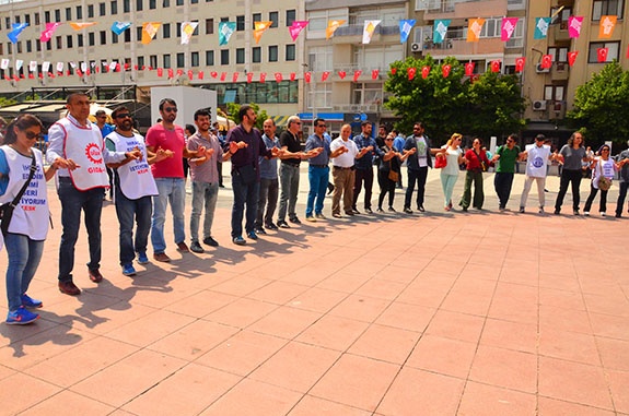 MANİSA'DA 1 MAYIS HALAYLARLA KUTLANDI