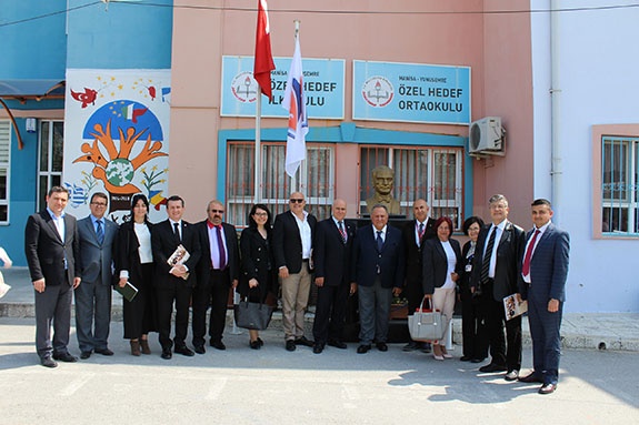 HEDEF KOLEJİ EV SAHİPLİĞİ YAPTI