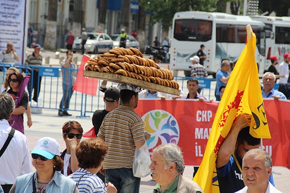MANİSA'DA 1 MAYIS HALAYLARLA KUTLANDI