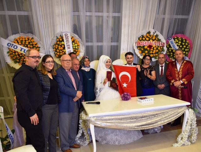 BERKER İLE ASİYE DİLŞEN DÜNYA EVİNE GİRDİ