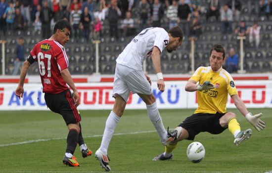 Muzaffer Yurttaş kızını evlendirdi