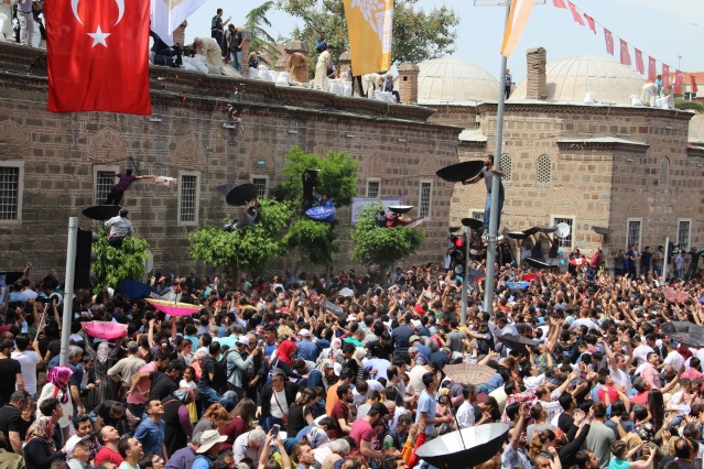 YAĞMUR GİBİ MESİR YAĞDI