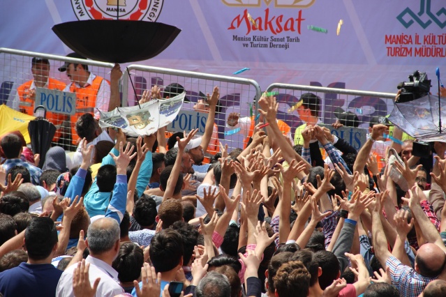 YAĞMUR GİBİ MESİR YAĞDI