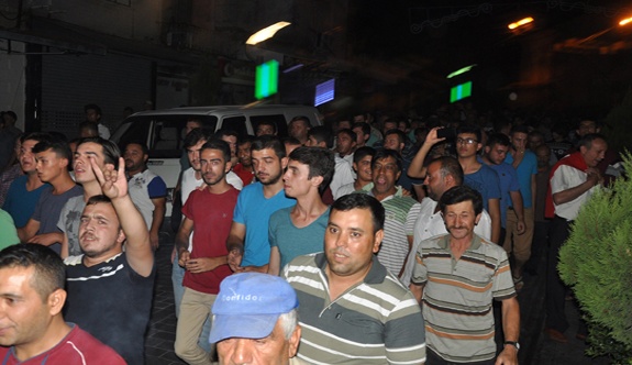 İLÇELERDE HALK SOKAĞA DÖKÜLDÜ