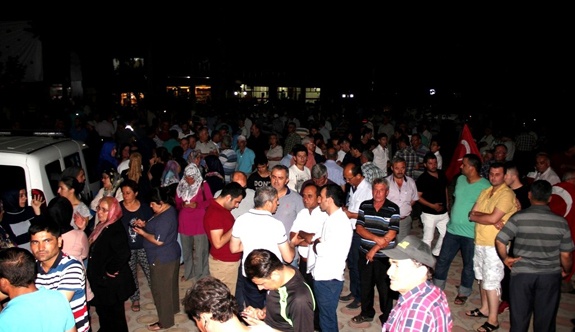 İLÇELERDE HALK SOKAĞA DÖKÜLDÜ