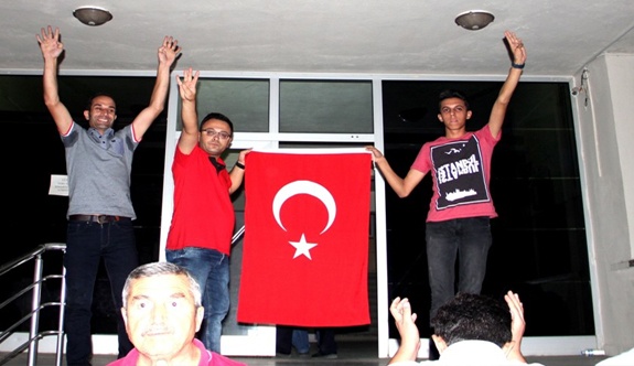 İLÇELERDE HALK SOKAĞA DÖKÜLDÜ