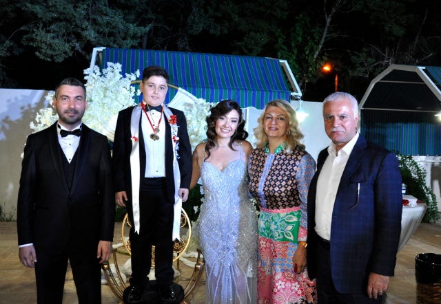 SİYASET VE İŞ İDÜNYASI AKAN AİLESİNİN MUTLU GÜNÜNDE BİR ARAYA GELDİ