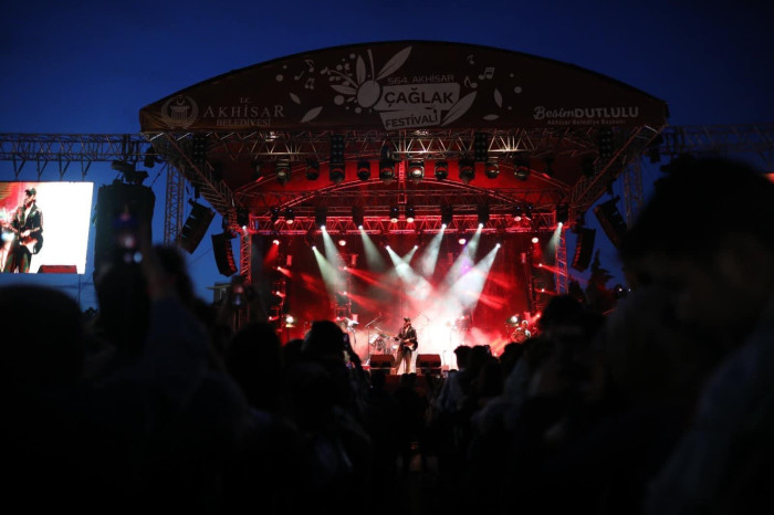 ‘ÇAĞLAK FESTİVALİ’NDE ONBİNLERCE AKHİSARLI DUMAN’LA COŞTU