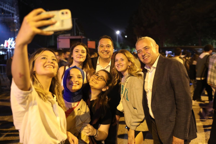 ‘ÇAĞLAK FESTİVALİ’NDE ONBİNLERCE AKHİSARLI DUMAN’LA COŞTU