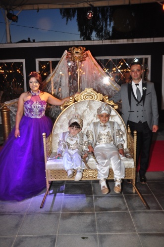 İKİ KARDEŞİN EN MUTLU GÜNÜ