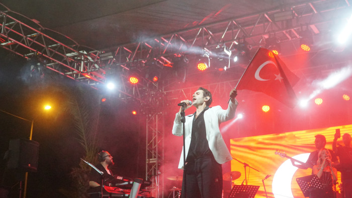 TURGUTLU AĞUSTOS ZAFER BAYRAMI ÇOŞKUSUNU CEM BELEVİ İE KUTLADI 