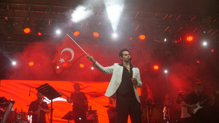 TURGUTLU AĞUSTOS ZAFER BAYRAMI ÇOŞKUSUNU CEM BELEVİ İE KUTLADI 