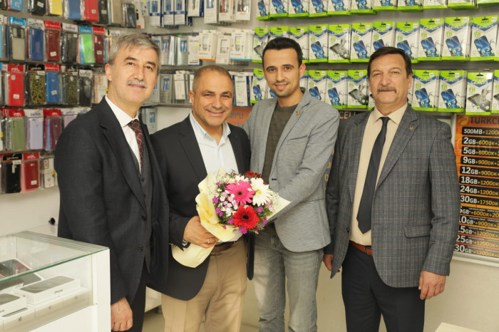 Manisa Ali Uçak'ı bağrına bastı