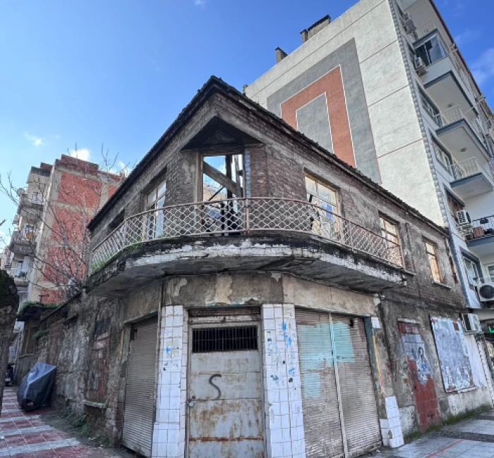 MANİSA'NIN G&Ouml;BEĞİNDE TEHLİKE SA&Ccedil;AN HARABE