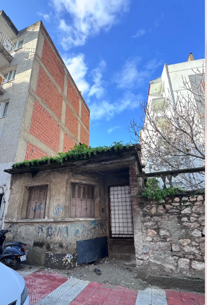 MANİSA'NIN G&Ouml;BEĞİNDE TEHLİKE SA&Ccedil;AN HARABE