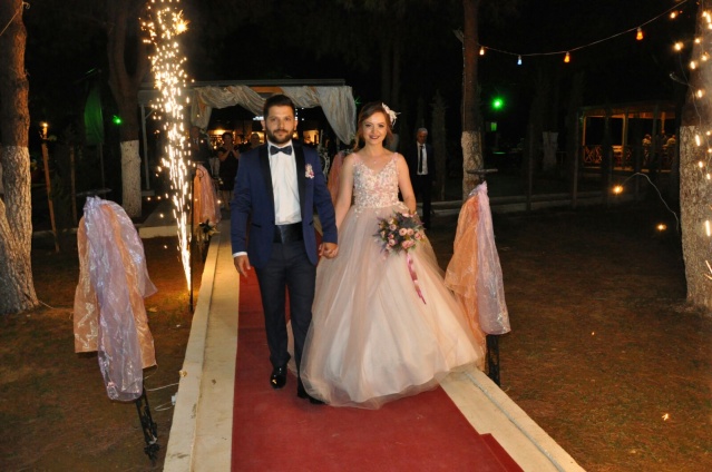 MÜGE VE YAĞIZ ÇİFTİ’NİN YÜZÜKLERİ TAKILDI