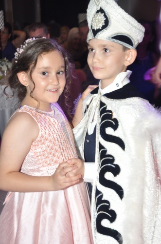 DORA SANGU ADETA PRENS GİBİYDİ