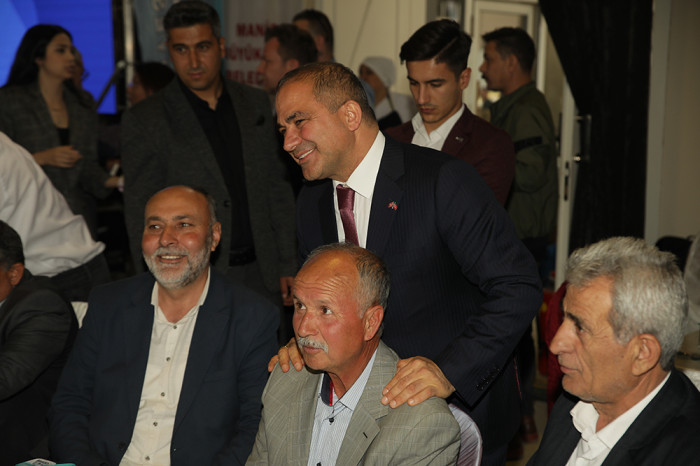 MHP’Lİ UÇAK TÜM MUHTARLARA CEP TELEFONU NUMARASINI VERDİ 